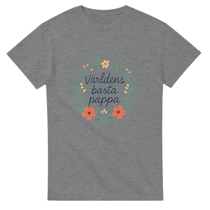 Stilfull T-shirt med handskriven text 'Världens bästa pappa' och blomkrans. Perfekt för den speciella pappan.