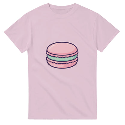 Stilren t-shirt med macaron motiv, perfekt för franska delikatesskonnässören.