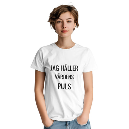 T-shirt med budskapet Kontroll över vårdens puls för sjuksköterskor. Rolig och unik design.