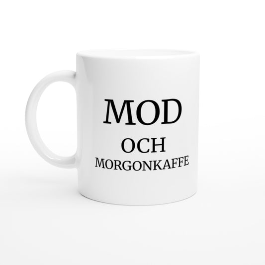 Modig sjuksköterska startar dagen med kaffe