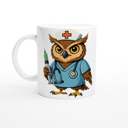 Sjuksköterskeuggla i uniform med stetoskop och spruta på en kreativ mugg. En högflygande start på dagen!
