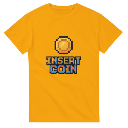 T-shirt med mynt och 'Insert Coin' text för nostalgiska gamers.