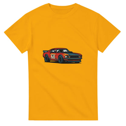 T-shirt med gatuloppstema och en vintage bil med en historia av fart och förändring.