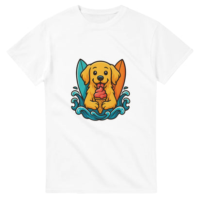 Söt golden retriever med glass och surfbrädor vid tropiska vågor. Perfekt för strandentusiaster!