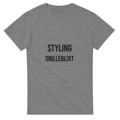 Stilren t-shirt för kreativa frisörer. Perfekt för experimenterande och uttrycksfulla looks. Utforska din kreativitet med Snilleblixt.