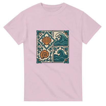 T-shirt med portugisiska kakelmönster i vintagefärger – perfekt för havsälskare och Portugal-fans.