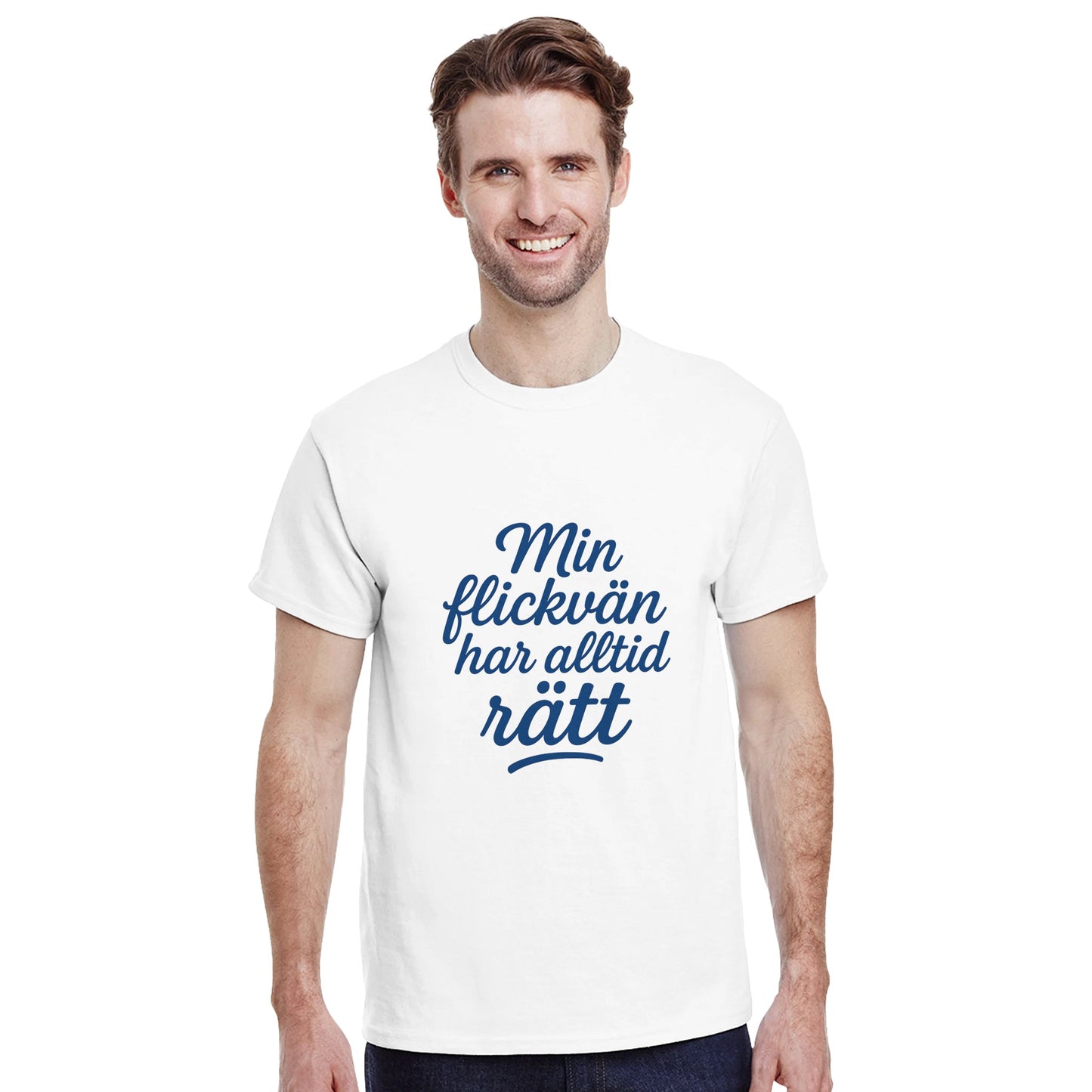 T-shirt med lekfull text: 'Min flickvän har alltid rätt' i elegant scriptfont och snygg blå färg.