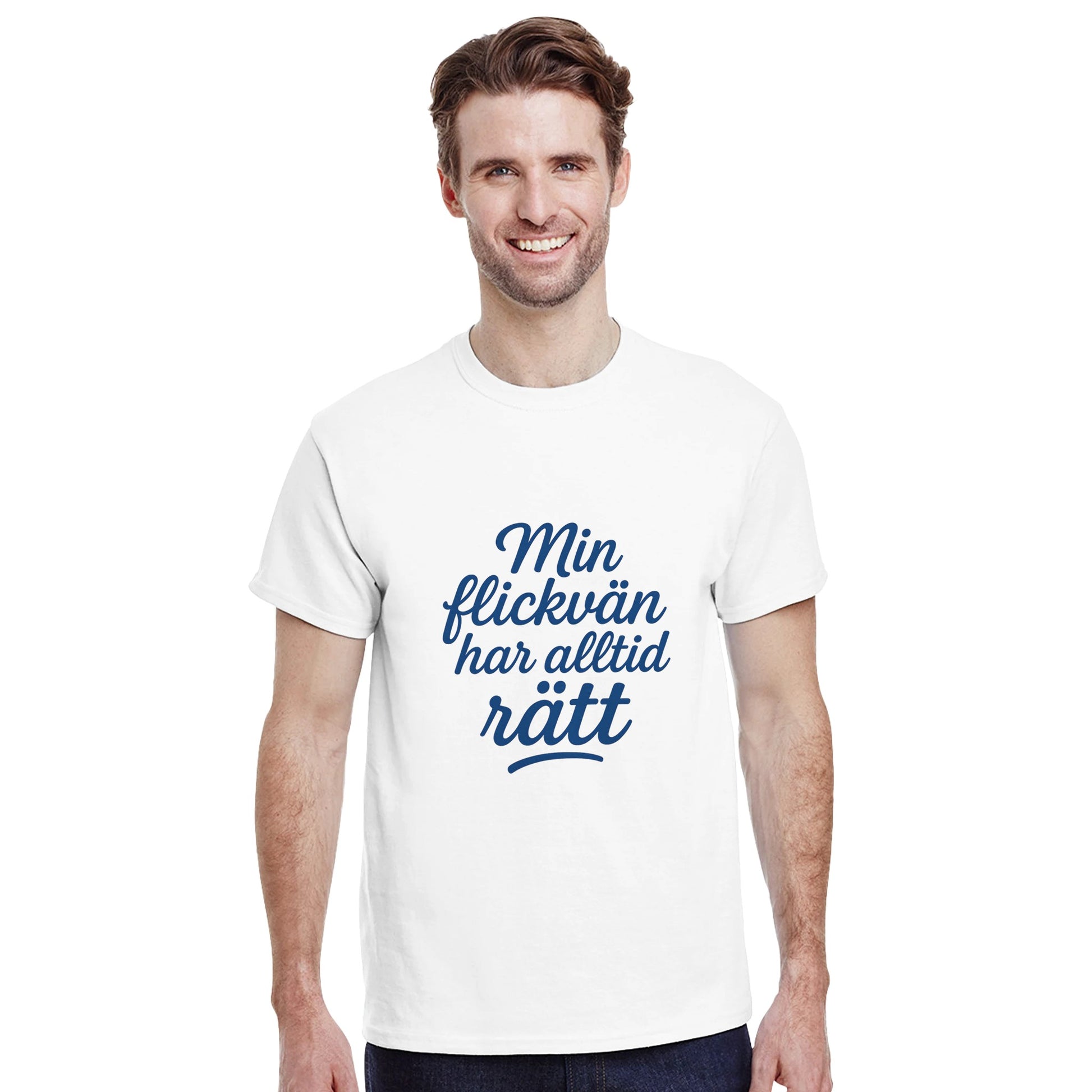 T-shirt med lekfull text: 'Min flickvän har alltid rätt' i elegant scriptfont och snygg blå färg.