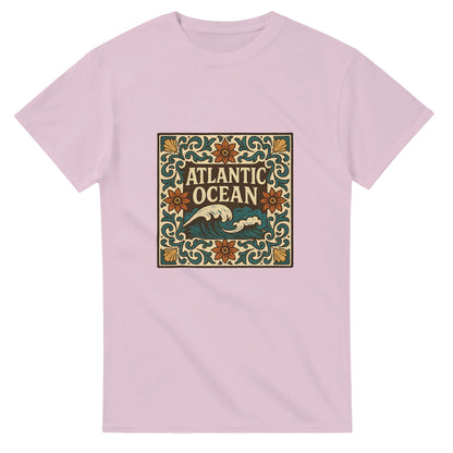 T-shirt med azulejomönster i vintagestil, inspirerad av Atlanten. Upplev Portugals skönhet och kultur.