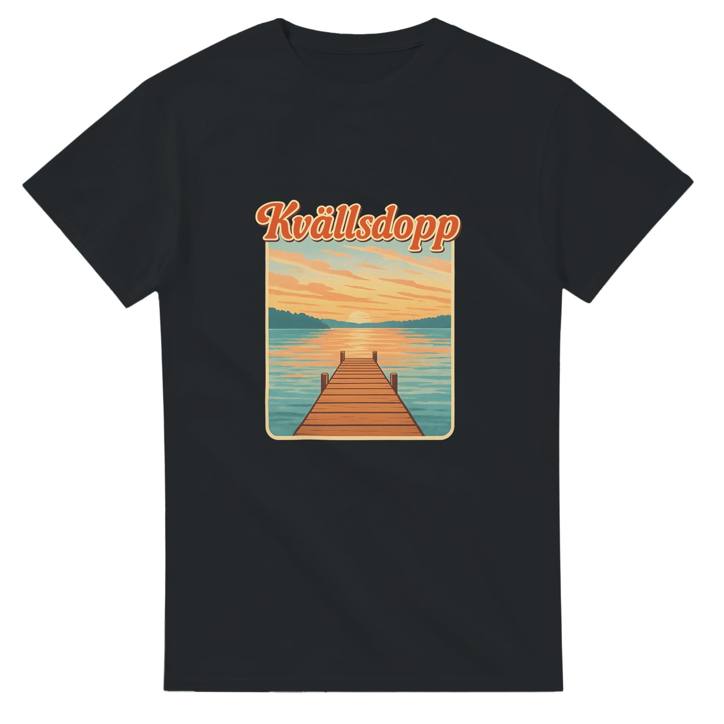 T-shirt med Kvällsdopp & solnedgångsmotiv. Vintageinspirerad badbrygga & retrotext. Hyllning till sommarkvällar.
