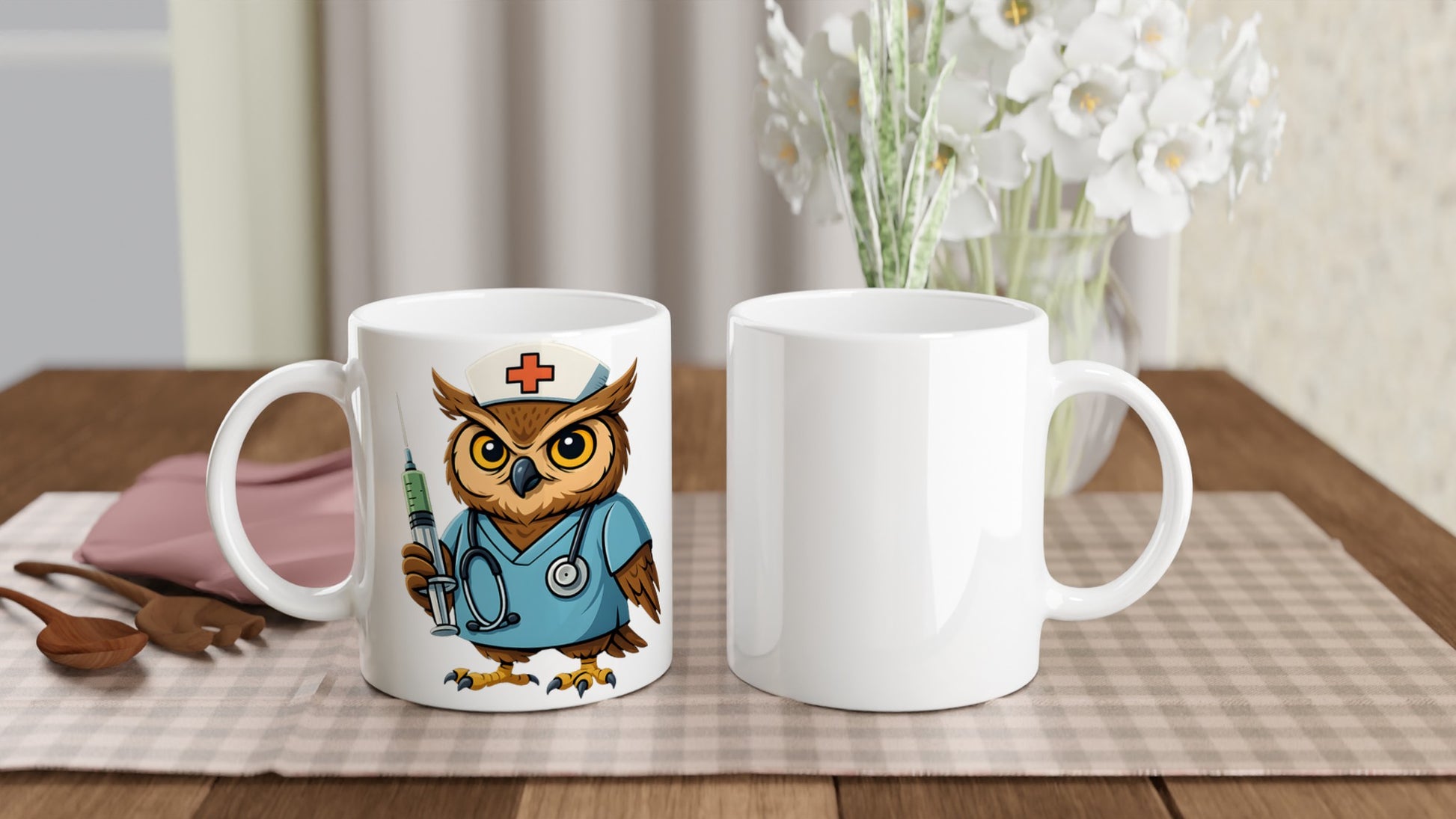 Sjuksköterskeuggla i uniform med stetoskop och spruta på en kreativ mugg. En högflygande start på dagen!