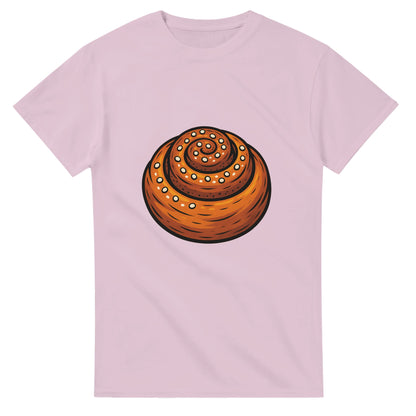 En T-shirt med en kanelbulle på en blå bakgrund, perfekt för kanelbulleälskare.