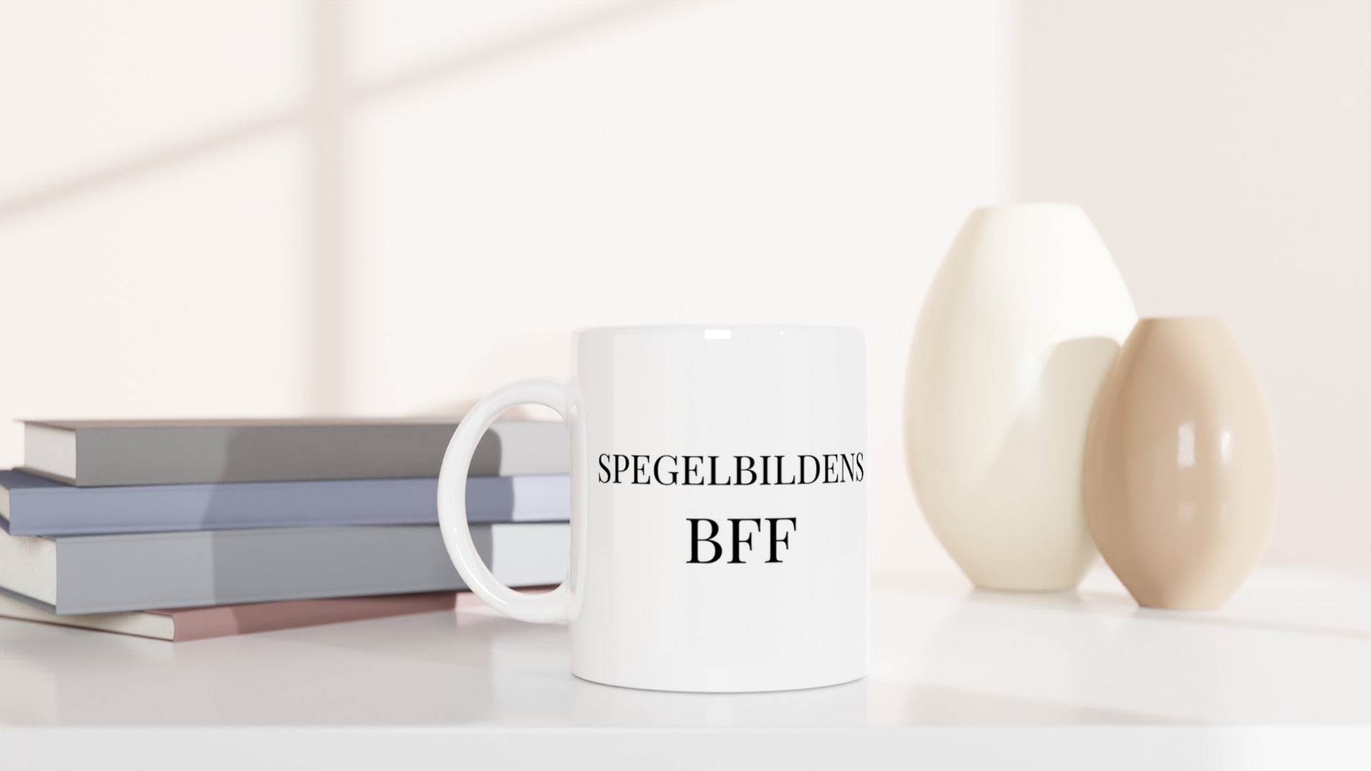 En rolig mugg för gymnasier med en bästa vän i spegeln.