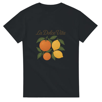 T-shirt med retro mönster av apelsiner och citroner, med den italienska texten 'La Dolce Vita' i elegant skrivstil.