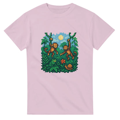 8-bitars djungelresa t-shirt med pixelapor och lianer för äventyrliga äventyrare.
