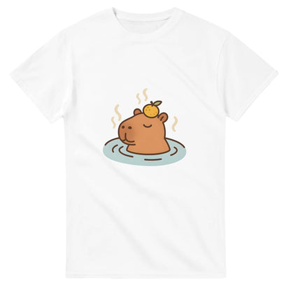 Capybara i varm källa med citrus på huvudet. Lekfullt motiv för total zen och värme.