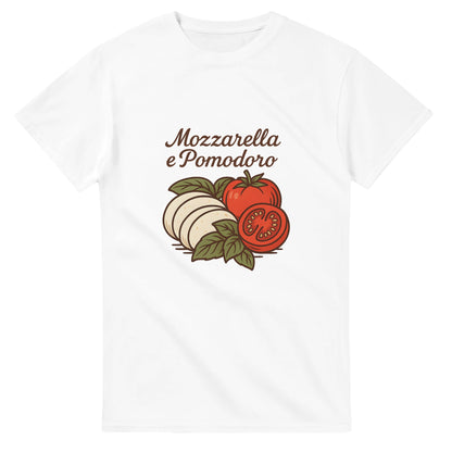 T-shirt med charmig illustration av Italiensk Caprese i retrostil. Perfekt för matälskaren som vill visa sin passion för italiensk mat!