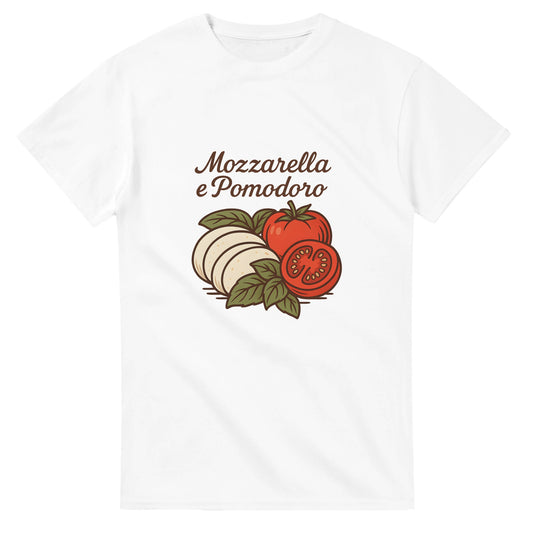 T-shirt med charmig illustration av Italiensk Caprese i retrostil. Perfekt för matälskaren som vill visa sin passion för italiensk mat!