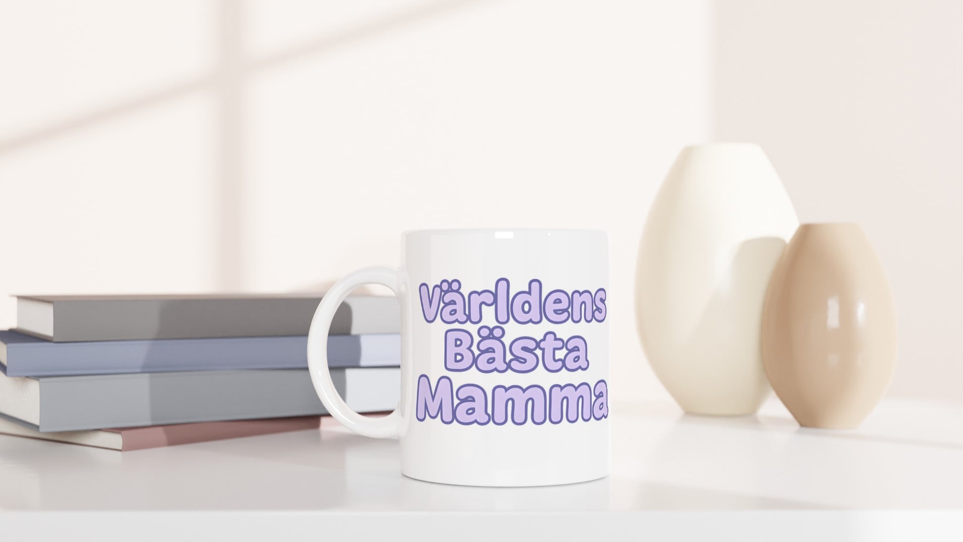 T-shirt med lekfull text 'Världens bästa mamma'. Mysig mugg i pastell-lila nyans och rund font.