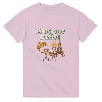 Klassisk T-shirt med äkta parisisk charm. Hälsa dagen med Frankrikes caféer i denna Bonjour Paris!-tröja.
