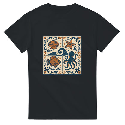 Rustik t-shirt med havsinspirerade kakelmönster från Portugal. Stilfull hyllning till Atlantens pärla.