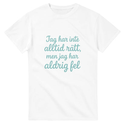 T-shirt med rolig text: Jag har inte alltid rätt, men jag har aldrig fel. Lekfull font och mjuk pastellfärg.