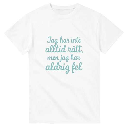 T-shirt med rolig text: Jag har inte alltid rätt, men jag har aldrig fel. Lekfull font och mjuk pastellfärg.