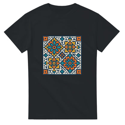 T-shirt med spanska mosaikmönster för en medelhavskänsla. Färgglada och detaljerade.