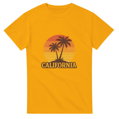 Vintage T-shirt med palmer mot solnedgång och citrusfärger, fantasifull och unik.