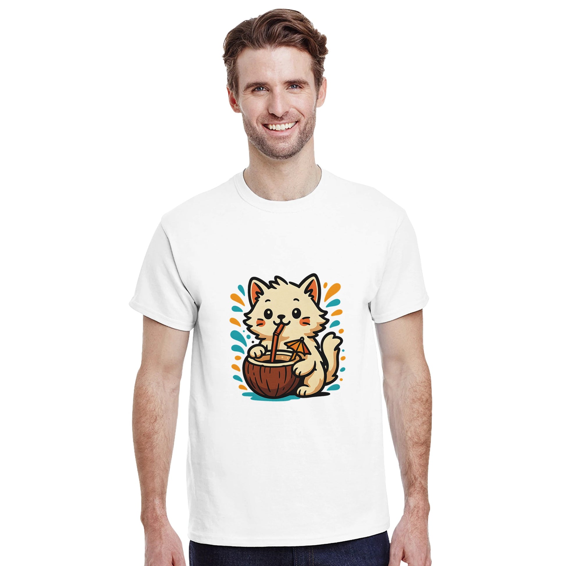 T-shirt med söt katt som dricker ur kokosnöt med sugrör och paraply, omgiven av tropiska färger. Somrig och lekfull look!