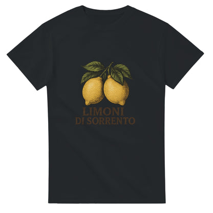 T-shirt med klassiska Sorrentocitroner i vintagestil och texten 'Limoni di Sorrento' under motivet.