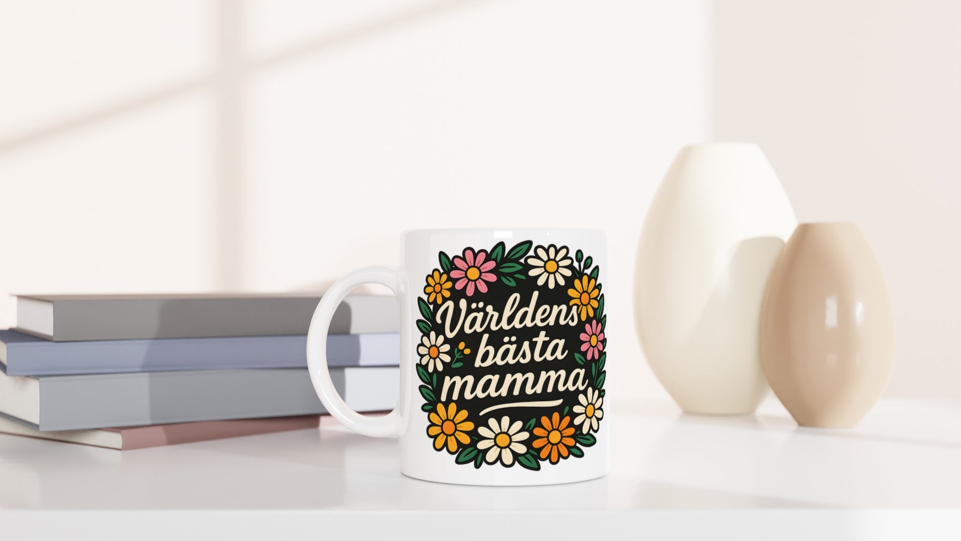 Mugg med text Världens bästa mamma i blomkrans. Perfekt för att fira mamma varje dag.