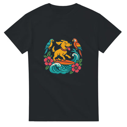 T-shirt med surfande hund, omgiven av tropiska vågor och färgglada fåglar. Glatt och somrigt motiv.