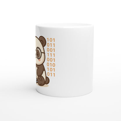 Mugg med motiv av en hacker-panda, perfekt för pandavänner och kodnördar.