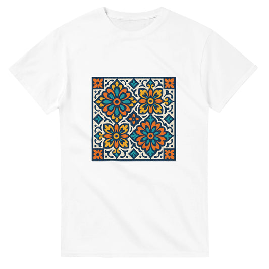 T-shirt med spanska mosaikmönster för en medelhavskänsla. Färgglada och detaljerade.