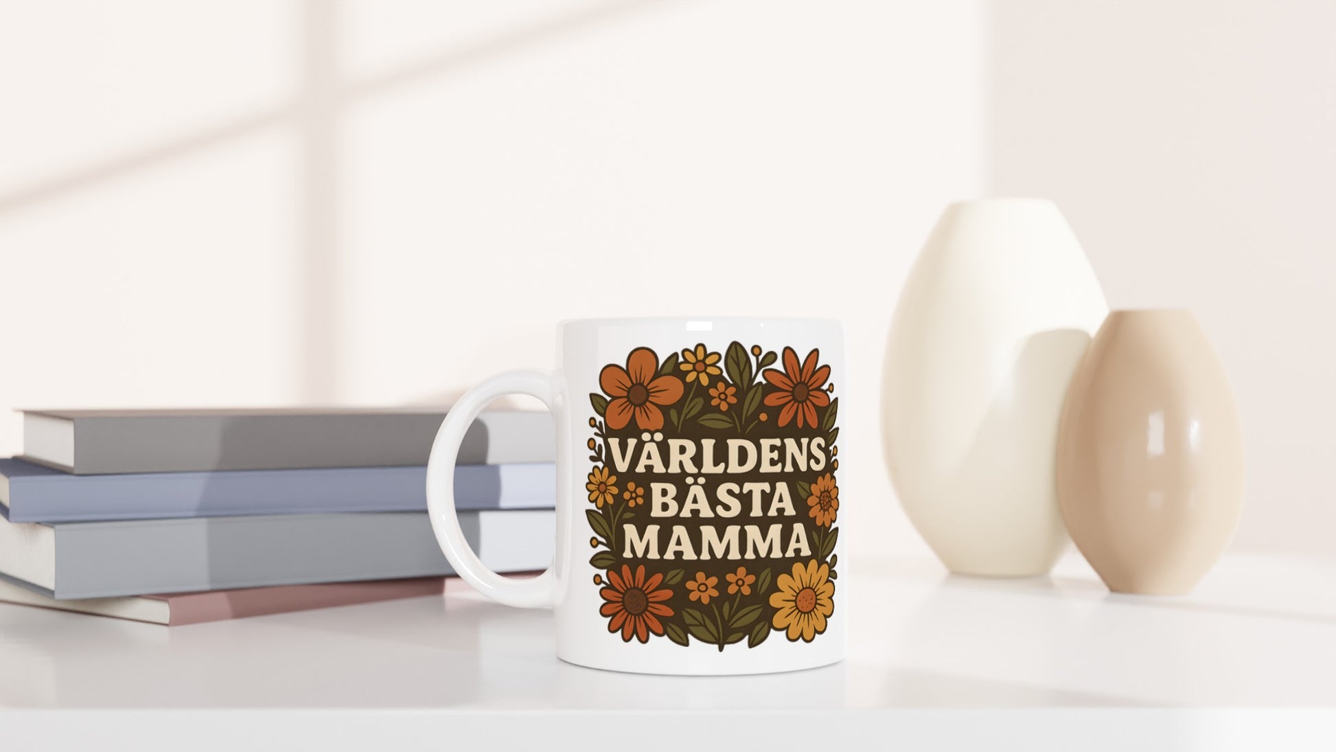 Mugg med texten 'Världens bästa mamma' omgiven av vackra blomster i varma nyanser. En perfekt hyllning till mamma.