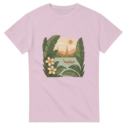 T-shirt med tropiska växter i milda färger som hyllar Sydöstasiens skönhet.