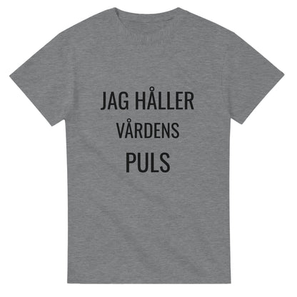 T-shirt med budskapet Kontroll över vårdens puls för sjuksköterskor. Rolig och unik design.