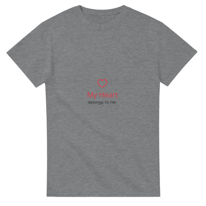 T-shirt med lekfull design för pojkvännen. Visa din kärlek med denna söta tröja.