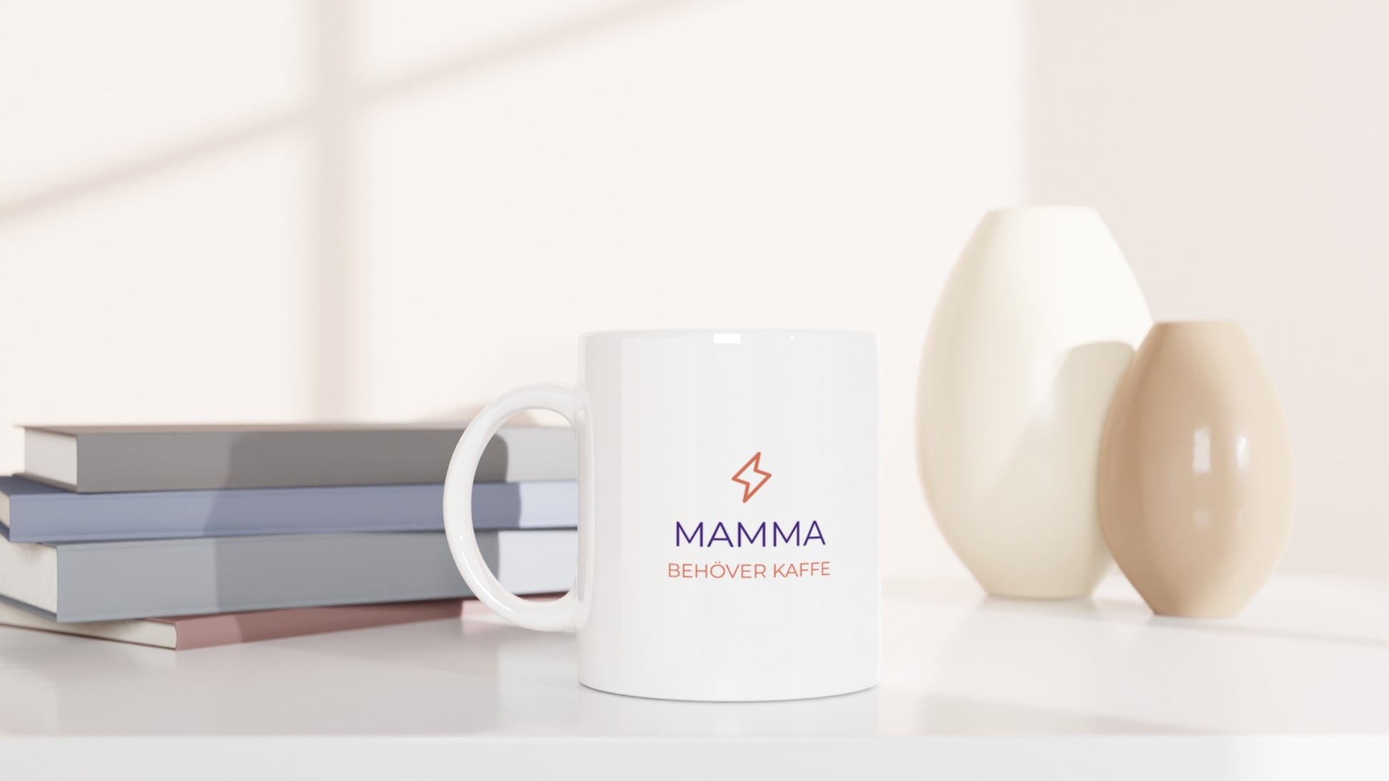 Kaffemugg med humoristisk text för mammor som behöver extra energi. Perfekt present!
