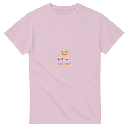 Officiell Hug Dealer t-shirt för den kramglada pojkvännen. Sprider glädje och skratt!