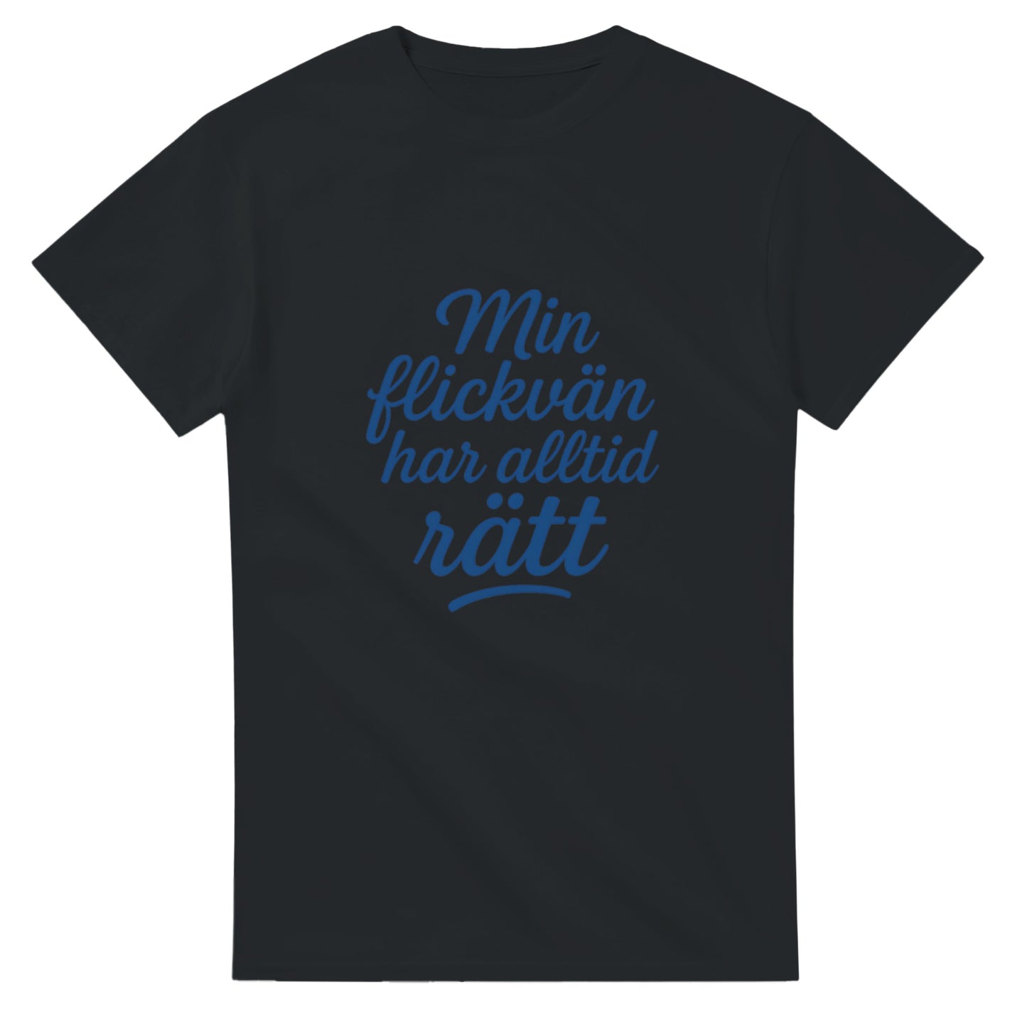 T-shirt med lekfull text: 'Min flickvän har alltid rätt' i elegant scriptfont och snygg blå färg.