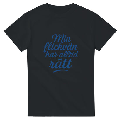 T-shirt med lekfull text: 'Min flickvän har alltid rätt' i elegant scriptfont och snygg blå färg.