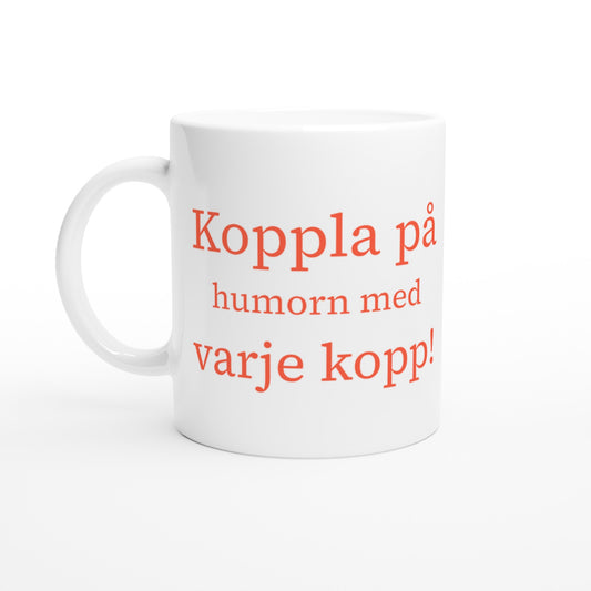 Elektriker med kaffe och humor på jobbet. Koppla på Humorn - perfekt för en lättsam arbetsdag!