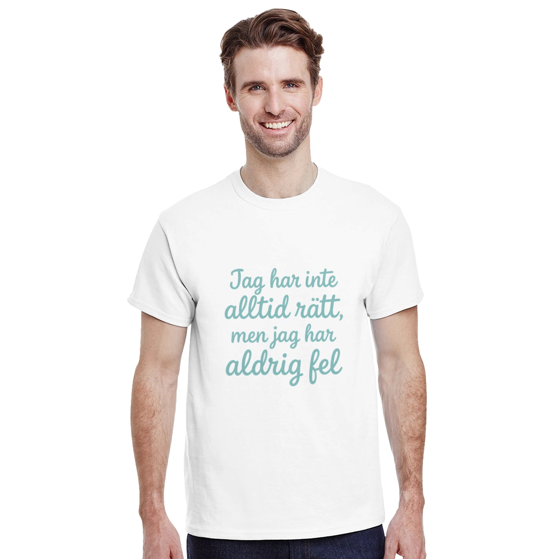 T-shirt med rolig text: Jag har inte alltid rätt, men jag har aldrig fel. Lekfull font och mjuk pastellfärg.