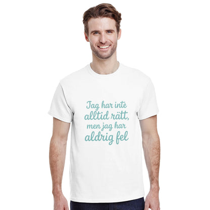 T-shirt med rolig text: Jag har inte alltid rätt, men jag har aldrig fel. Lekfull font och mjuk pastellfärg.