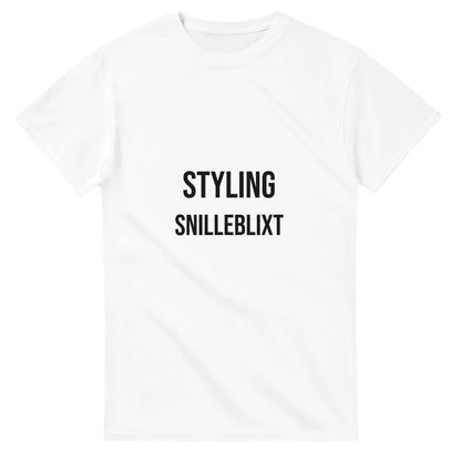 Stilren t-shirt för kreativa frisörer. Perfekt för experimenterande och uttrycksfulla looks. Utforska din kreativitet med Snilleblixt.