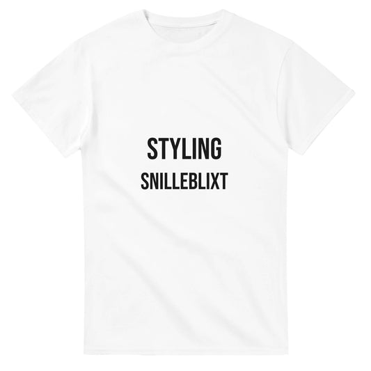 Stilren t-shirt för kreativa frisörer. Perfekt för experimenterande och uttrycksfulla looks. Utforska din kreativitet med Snilleblixt.