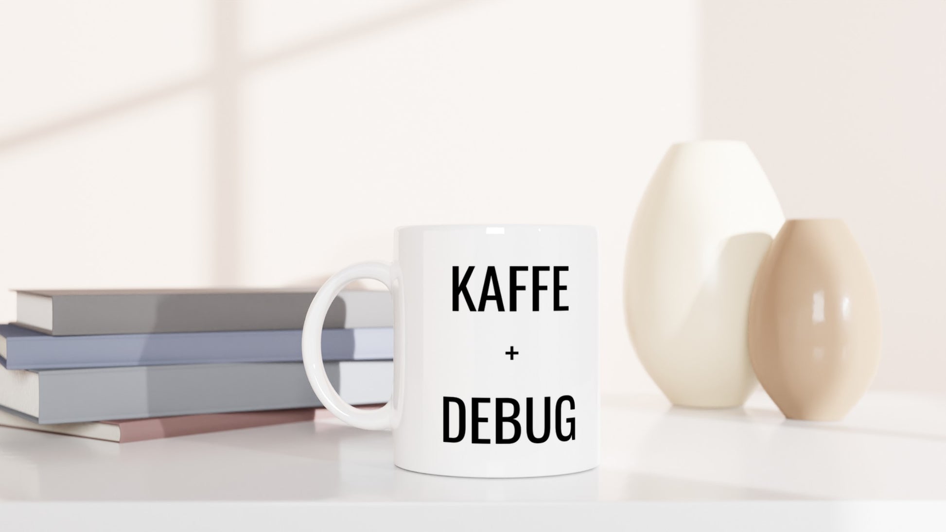 Kaffe och Debug 2 - Nördig mugg för programmeraren som lever på kaffe och debug. Perfekt för långa nätter.