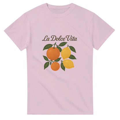 T-shirt med retro mönster av apelsiner och citroner, med den italienska texten 'La Dolce Vita' i elegant skrivstil.